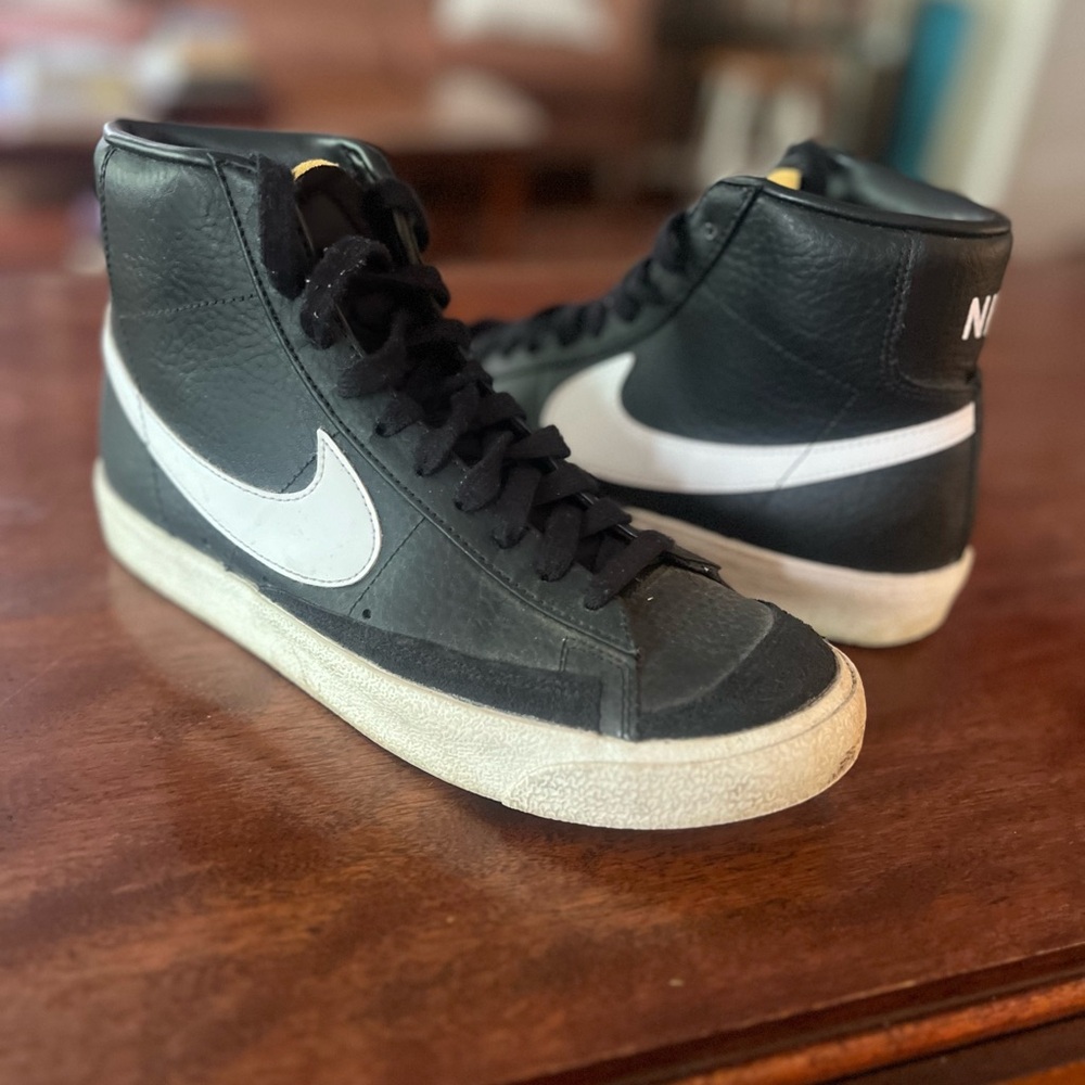 Nike Blazer Mid ‘77 Black and White (7.5 Mens/6 Womens)